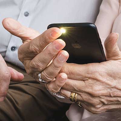 Een vingertop op een telefooncamera tijdens een meting