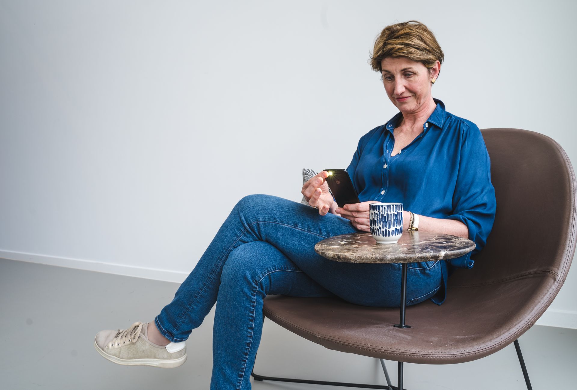 Vrouw neemt een FibriCheck-meting